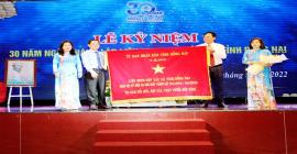 Phó chủ tịch UBND tỉnh Võ Tấn Đức trao tặng bức trướng của UBND tỉnh 
cho Liên minh HTX Đồng Nai nhân dịp 30 năm thành lập
 
